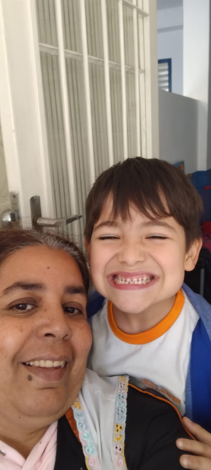 Ana Paula Ribeiro Mandruk com um aluno